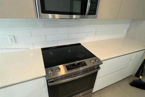 Снять в аренду таунхаус в Майами, Флорида 3 спальни, 127.83м2, № 1979479 - фото 8