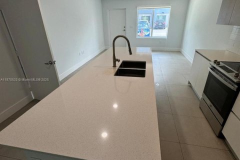 Снять в аренду таунхаус в Майами, Флорида 3 спальни, 127.83м2, № 1979479 - фото 2