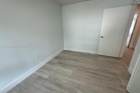 Снять в аренду таунхаус в Майами, Флорида 3 спальни, 127.83м2, № 1979479 - фото 11