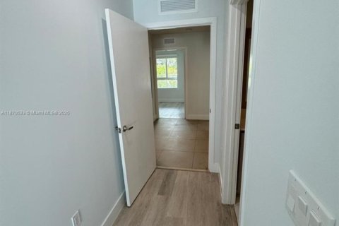 Снять в аренду таунхаус в Майами, Флорида 3 спальни, 127.83м2, № 1979479 - фото 5