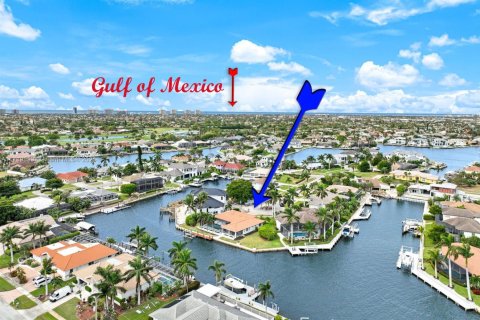 House in Marco Island, Florida 4 bedrooms, 249.16 sq.m. № 1488222 - photo 1
