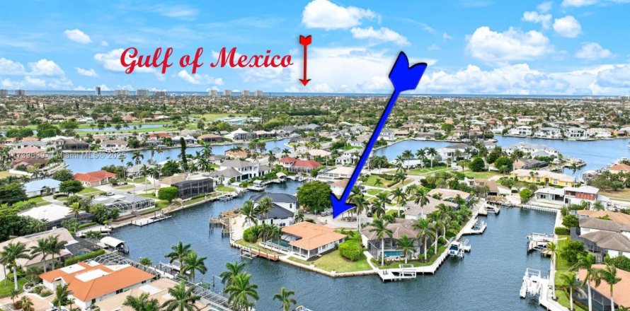 House in Marco Island, Florida 4 bedrooms, 249.16 sq.m. № 1488222