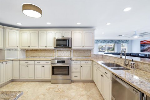House in Marco Island, Florida 4 bedrooms, 249.16 sq.m. № 1488222 - photo 14