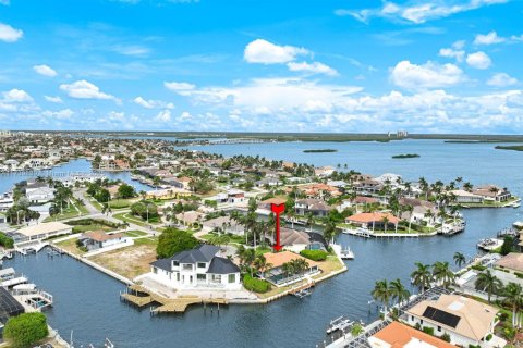 House in Marco Island, Florida 4 bedrooms, 249.16 sq.m. № 1488222 - photo 4