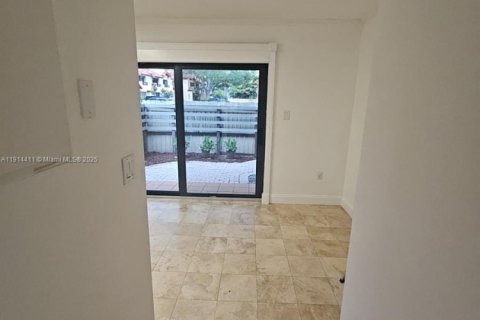 Touwnhouse à vendre à Miami, Floride: 2 chambres, 107.02 m2 № 1970724 - photo 12