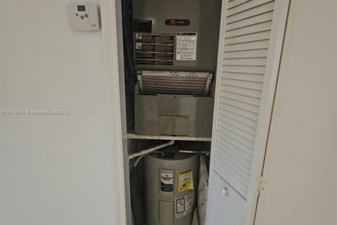 Touwnhouse à vendre à Miami, Floride: 2 chambres, 107.02 m2 № 1970724 - photo 17