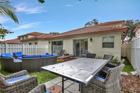 House in Coral Springs, Florida 3 bedrooms, 163.51 sq.m. № 2365713 - photo 12