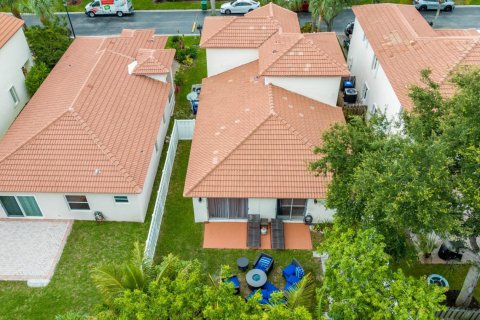 House in Coral Springs, Florida 3 bedrooms, 163.51 sq.m. № 2365713 - photo 4