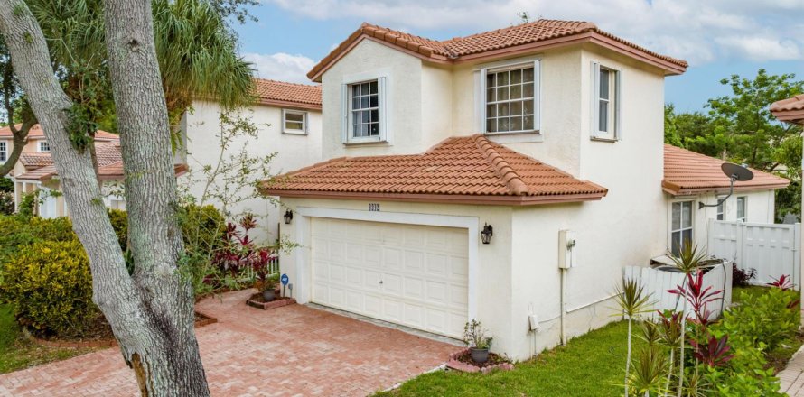 House in Coral Springs, Florida 3 bedrooms, 163.51 sq.m. № 2365713