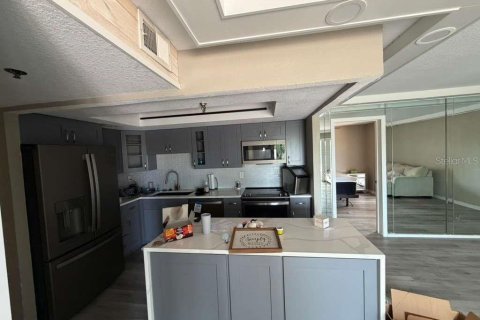 Condo in Saint Petersburg, Florida, 3 bedrooms № 2211687 - photo 4