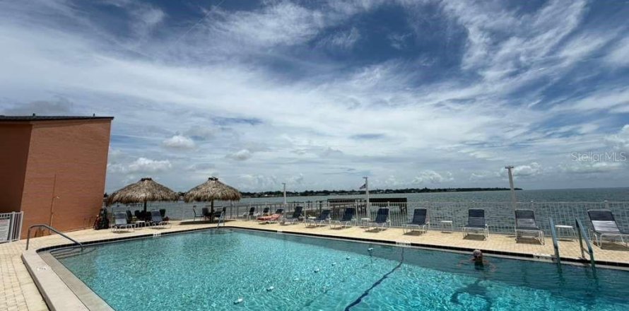 Condo in Saint Petersburg, Florida, 3 bedrooms № 2211687
