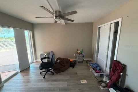 Condo in Saint Petersburg, Florida, 3 bedrooms № 2211687 - photo 9