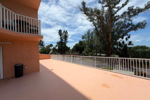 Condo in Saint Petersburg, Florida, 3 bedrooms № 2211687 - photo 13