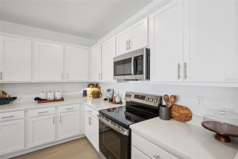 Townhouse in Zephyrhills, Florida 3 bedrooms, 152.17 sq.m. № 2094102 - photo 8