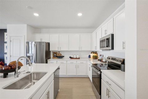 Townhouse in Zephyrhills, Florida 3 bedrooms, 152.17 sq.m. № 2094102 - photo 10
