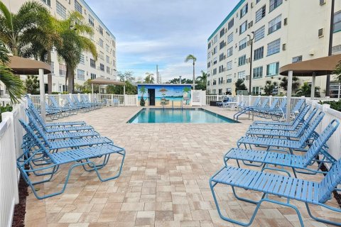 Condo in Gulfport, Florida, 1 bedroom  № 1917648 - photo 14