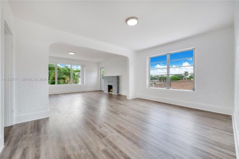 Commercial property in Miami, Florida 357.58 sq.m. № 1998479 - photo 7