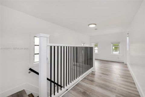 Commercial property in Miami, Florida 357.58 sq.m. № 1998479 - photo 13