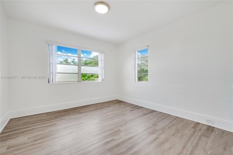 Commercial property in Miami, Florida 357.58 sq.m. № 1998479 - photo 9