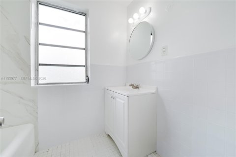 Commercial property in Miami, Florida 357.58 sq.m. № 1998479 - photo 11