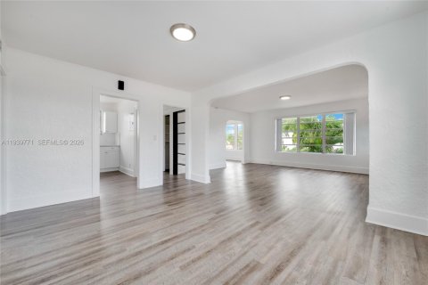 Commercial property in Miami, Florida 357.58 sq.m. № 1998479 - photo 6