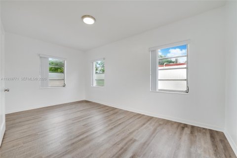 Commercial property in Miami, Florida 357.58 sq.m. № 1998479 - photo 10