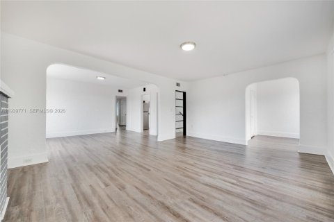 Commercial property in Miami, Florida 357.58 sq.m. № 1998479 - photo 5