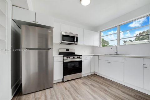 Commercial property in Miami, Florida 357.58 sq.m. № 1998479 - photo 8