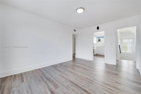 Commercial property in Miami, Florida 357.58 sq.m. № 1998479 - photo 14