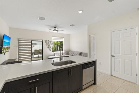 Touwnhouse à vendre à Hialeah, Floride: 3 chambres, 143.07 m2 № 1878722 - photo 12