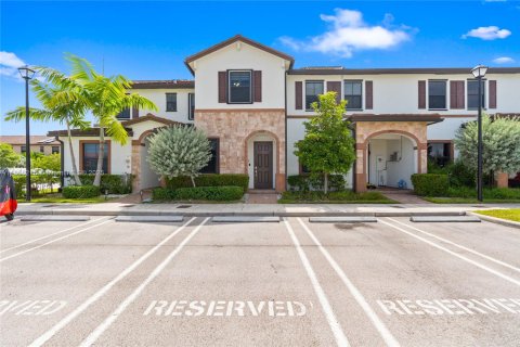 Touwnhouse à vendre à Hialeah, Floride: 3 chambres, 143.07 m2 № 1878722 - photo 1