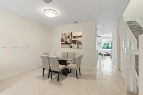 Touwnhouse à vendre à Hialeah, Floride: 3 chambres, 143.07 m2 № 1878722 - photo 5