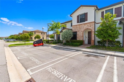 Touwnhouse à vendre à Hialeah, Floride: 3 chambres, 143.07 m2 № 1878722 - photo 2