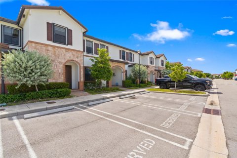 Touwnhouse à vendre à Hialeah, Floride: 3 chambres, 143.07 m2 № 1878722 - photo 3