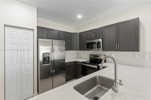 Touwnhouse à vendre à Hialeah, Floride: 3 chambres, 143.07 m2 № 1878722 - photo 16