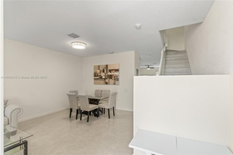 Touwnhouse à vendre à Hialeah, Floride: 3 chambres, 143.07 m2 № 1878722 - photo 4