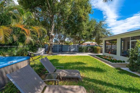 Снять в аренду виллу или дом в Уэст-Палм-Бич, Флорида 2 спальни, 72.46м2, № 1945259 - фото 8