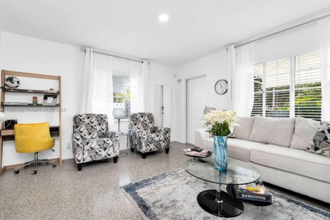 Снять в аренду виллу или дом в Уэст-Палм-Бич, Флорида 2 спальни, 72.46м2, № 1945259 - фото 12