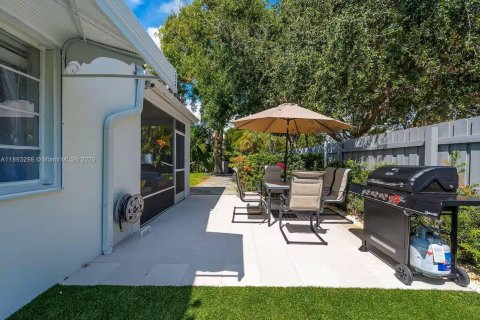 Снять в аренду виллу или дом в Уэст-Палм-Бич, Флорида 2 спальни, 72.46м2, № 1945259 - фото 11