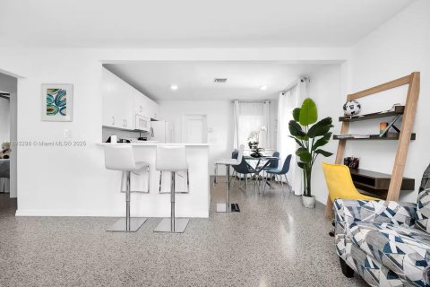 Снять в аренду виллу или дом в Уэст-Палм-Бич, Флорида 2 спальни, 72.46м2, № 1945259 - фото 2