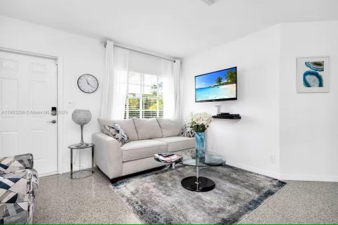 Снять в аренду виллу или дом в Уэст-Палм-Бич, Флорида 2 спальни, 72.46м2, № 1945259 - фото 9