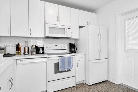 Снять в аренду виллу или дом в Уэст-Палм-Бич, Флорида 2 спальни, 72.46м2, № 1945259 - фото 19