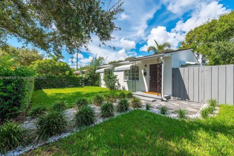 Снять в аренду виллу или дом в Уэст-Палм-Бич, Флорида 2 спальни, 72.46м2, № 1945259 - фото 5