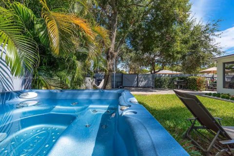 Снять в аренду виллу или дом в Уэст-Палм-Бич, Флорида 2 спальни, 72.46м2, № 1945259 - фото 20