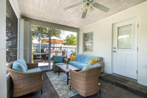 Снять в аренду виллу или дом в Уэст-Палм-Бич, Флорида 2 спальни, 72.46м2, № 1945259 - фото 1