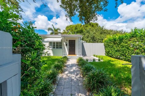 Снять в аренду виллу или дом в Уэст-Палм-Бич, Флорида 2 спальни, 72.46м2, № 1945259 - фото 3