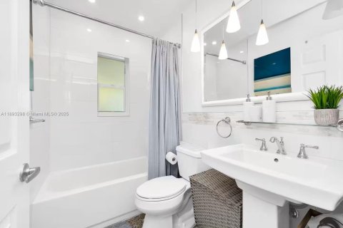 Снять в аренду виллу или дом в Уэст-Палм-Бич, Флорида 2 спальни, 72.46м2, № 1945259 - фото 13