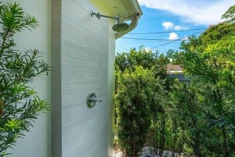 Снять в аренду виллу или дом в Уэст-Палм-Бич, Флорида 2 спальни, 72.46м2, № 1945259 - фото 15