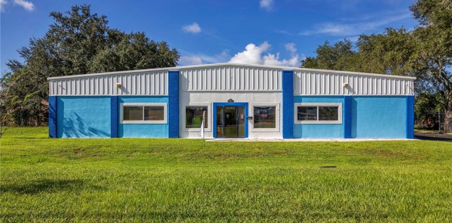 Commercial property in Apopka, Florida 528.43 sq.m. № 2368844