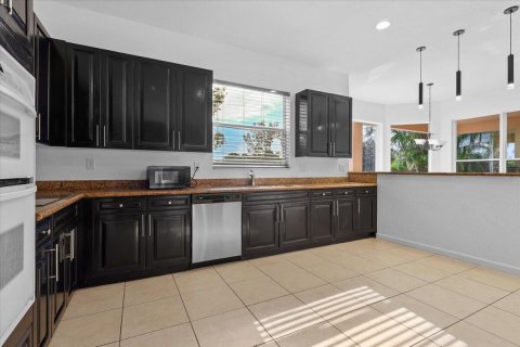 Villa ou maison à louer à Royal Palm Beach, Floride: 5 chambres, 396.41 m2 № 2251161 - photo 16